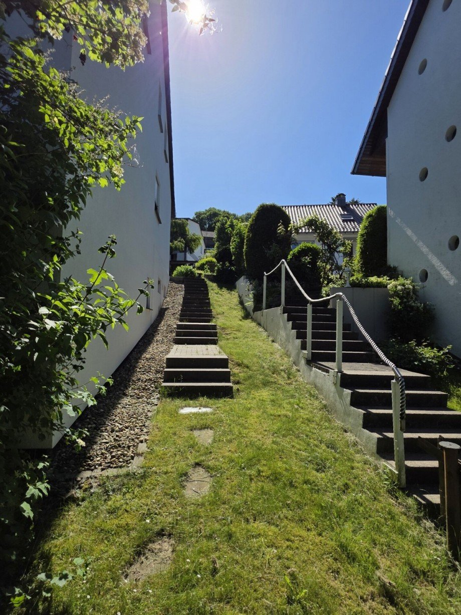 seitlicher Garten Zweifamilienhaus Solingen / Gr�frath