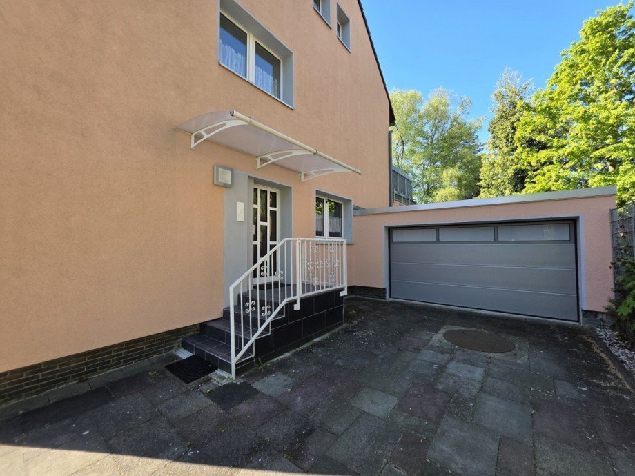Eingang Doppelgarage Mehrfamilienhaus D�sseldorf / Hassels