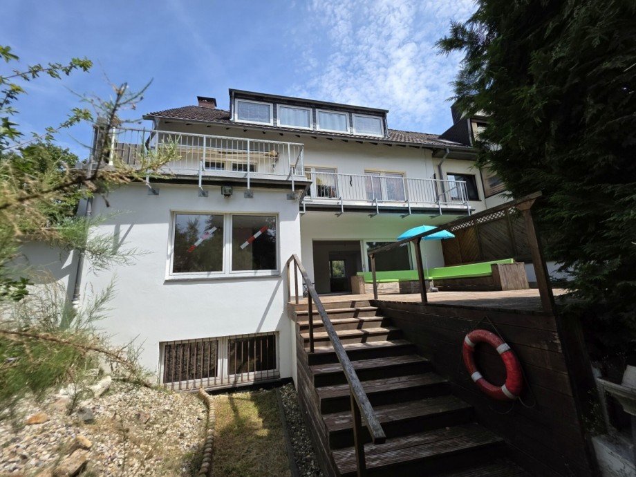 Haus R�ckseite mit Treppe Mehrfamilienhaus D�sseldorf / Hassels